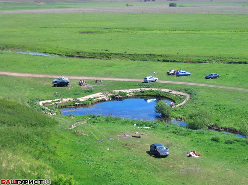 Голубое озеро под Уфой никогда не замерзает.