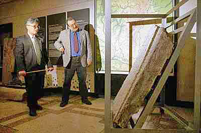 Профессор Александр Чувыров, обнаруживший чандарскую плиту, и заместитель директора уфимского Музея археологии и этнографии Риф Якупов