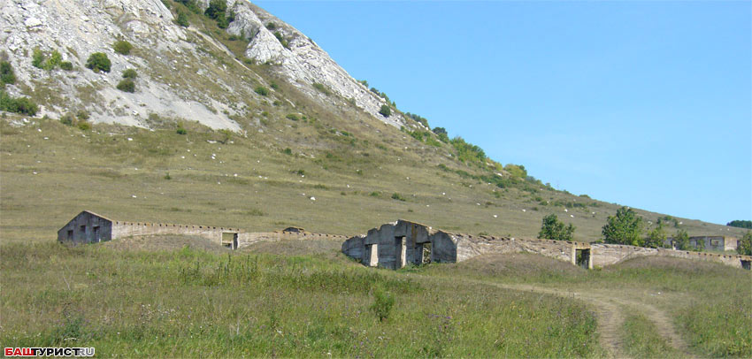  В конце 40-х — начале 50-х годов здесь располагался лагерь сталинского ГУЛАГа, куда попадали заключенные за особо опасные преступления